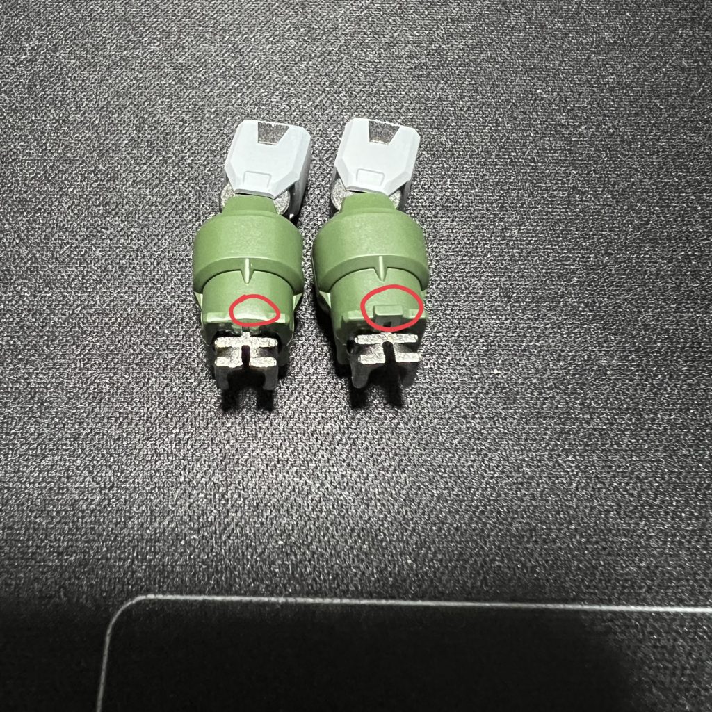 ドラゴンハングを両腕に着けるために赤丸の部分の接触がなくなるように削りました。
