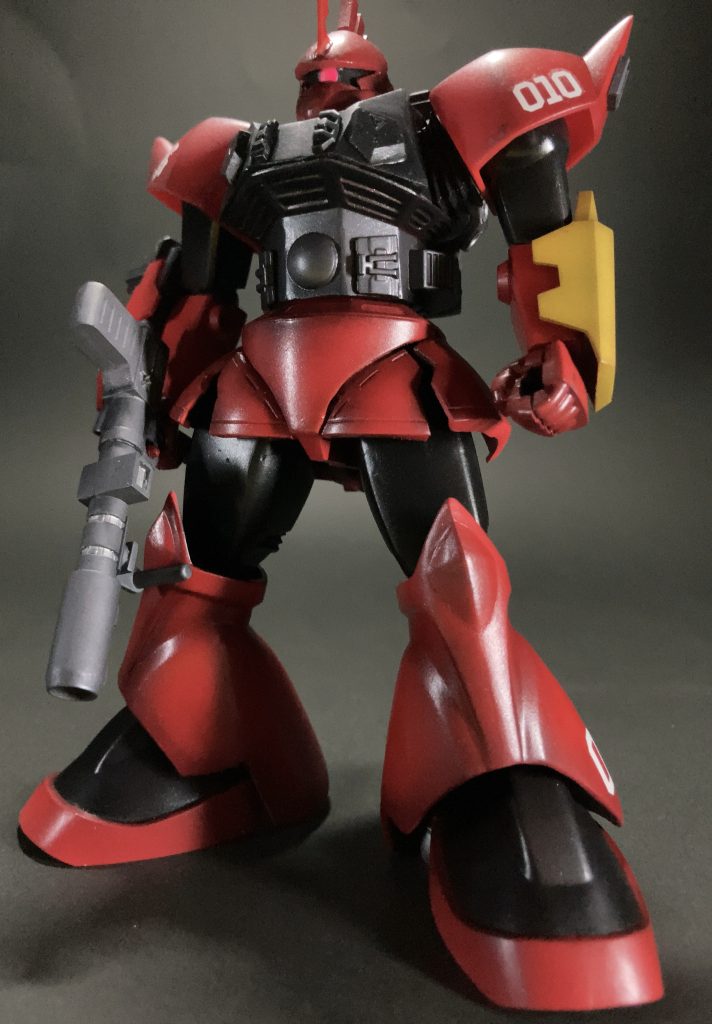 太ももをランナー上下左右に1本分延長、膝と足首内側にエポパテを盛ってアルミ線を仕込み脚を開いて接地出来るようにし、胴体が短かったので延長。延長したら胴がスカスカになっちゃったのでジャンクパーツを高機動装備っぽく貼り付けました。