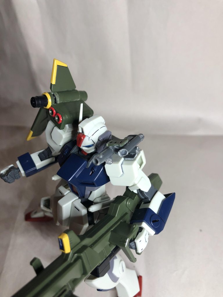 左肩部は私個人オリジナル制作品でランナー部分をショルダービームカービンを作ってみました。上下左右可動できます。