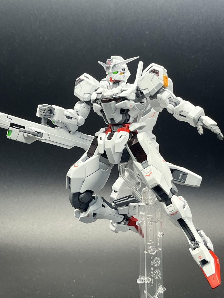 ネオジムのおかげで片手のポージングも軽々。平手はフライトユニットのものを使用。