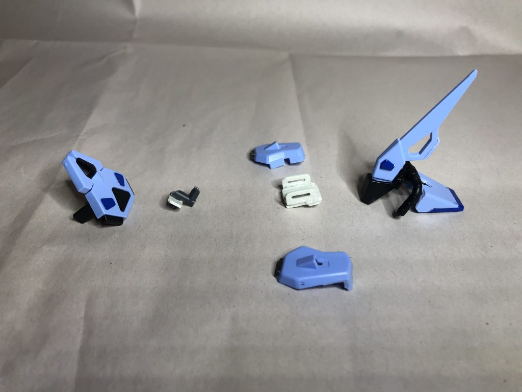 左肩はランチャーと同じくランナータグからスクラッチでハードポイントを作りました。ソード様の増加装甲は改造し、可動範囲広げる様にしました。右肩の方もほぼランナーからスクラッチで作り、パンツァーアイゼンを肩に換装する事ができます。