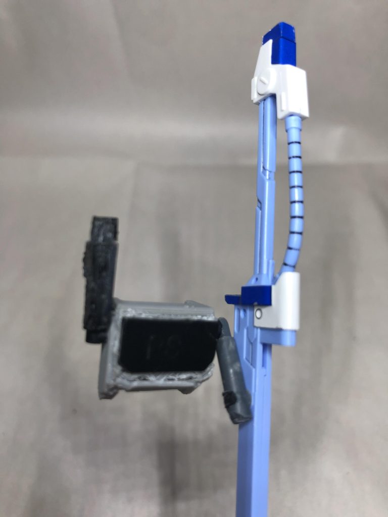 ストライカーパックは3Dプリンターで作って余ったランナーを使って改修してみました。バッテリーパックはランナータグを重ねて接着剤で作りました。