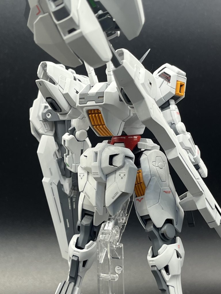 ライフルの接続アームを無くしたことでスッキリしたバックパックに。接続アーム無しでグリップだけだと保持力が弱いのでライフルのヒジに接する部分とヒジにネオジムを埋めこみました。