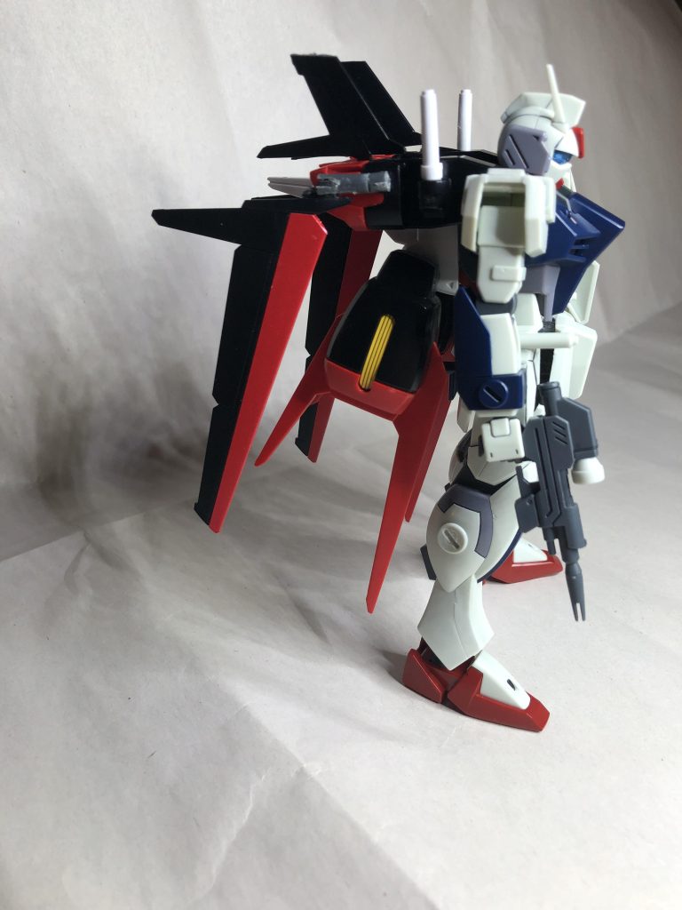 エールストライカーのウイングは固定式だったので折りたたむ様にランナーで可動ジョイント作りました。ウイング自体は可動範囲広いです。旧エールストライク用のキットから余ったパーツがあったので、ウイングの先端を切ってパーツ部分を改造して付けてみました。
