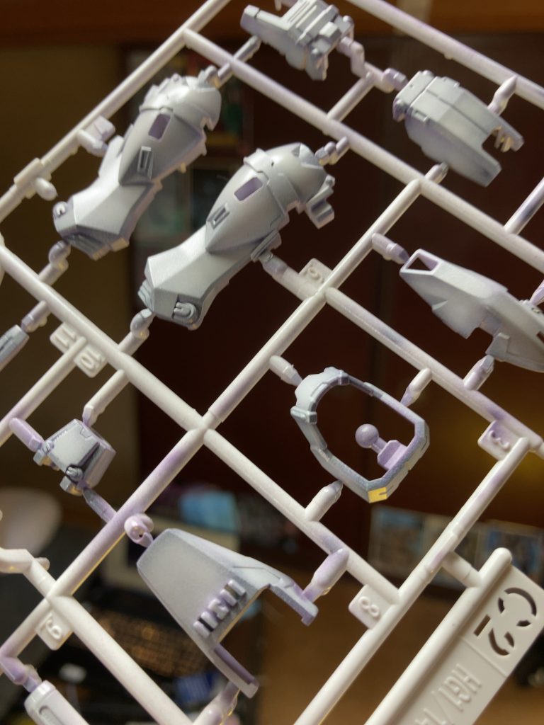 楽かもと思ってランナー塗装してみましたが、結局ランナーが邪魔で細かい塗装は大変でした💦サフ吹きなど、単色塗装なら楽かもです。細かいパーツを無くさないで済むのも良い所かもしれません。いい勉強になりました( * ◜ω◝ )✨️