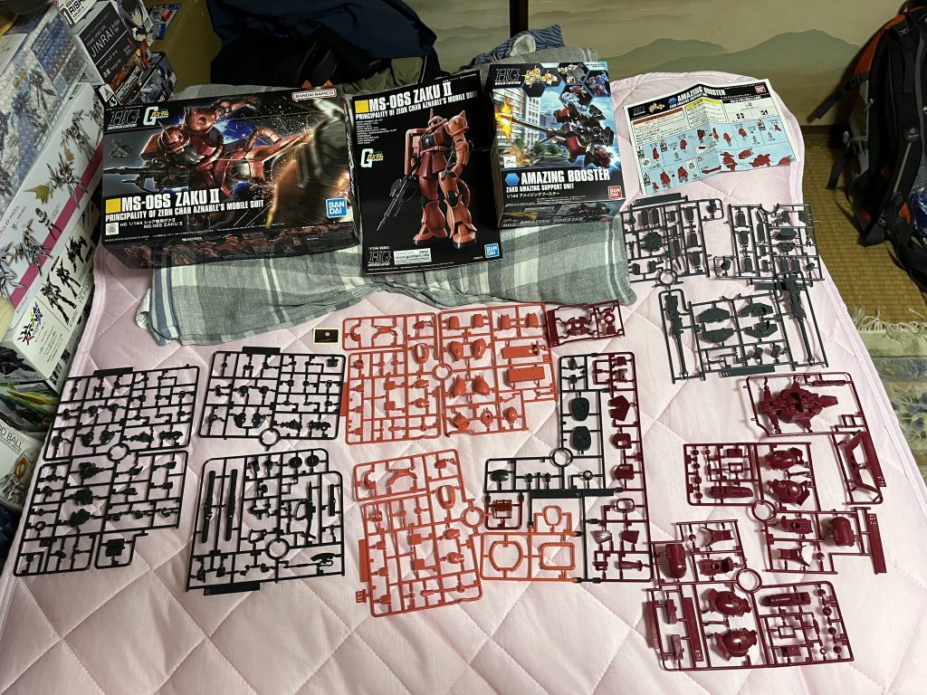 使用キットはこんな感じ。 リバイブザクは軟質プラに加えて、可動域拡大の為のゴム製パーツも付属するのですが、塗装の問題もあって今回はゴムパーツは使いませんでした。 オプションパーツのアメイジングブースターは今じゃかなりのレア物みたいですね^_^;