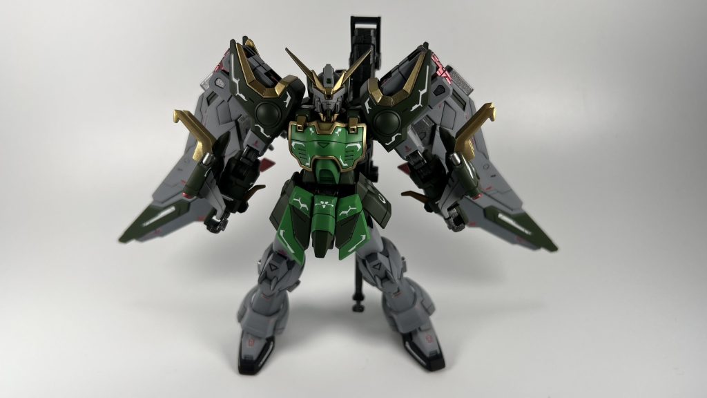 <正面>カラーリングはアルトロンガンダムをベースにしています。HGシェンロンガンダムのドラゴンハング付き腕部を両腕に着くように改造しました。