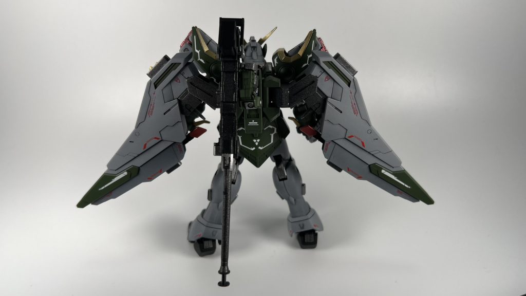 <背面>TV版アルトロンガンダムに似たバックパックとして、HGガンダムマルコシアスのバックパックを使用しました。また、五飛の妻である哪吒が登場していたトールギス(始龍)と関連性を持たせたかったのでトールギスのドーバーガンを装備させています。(2連装ビーム砲の試作型 という設定)