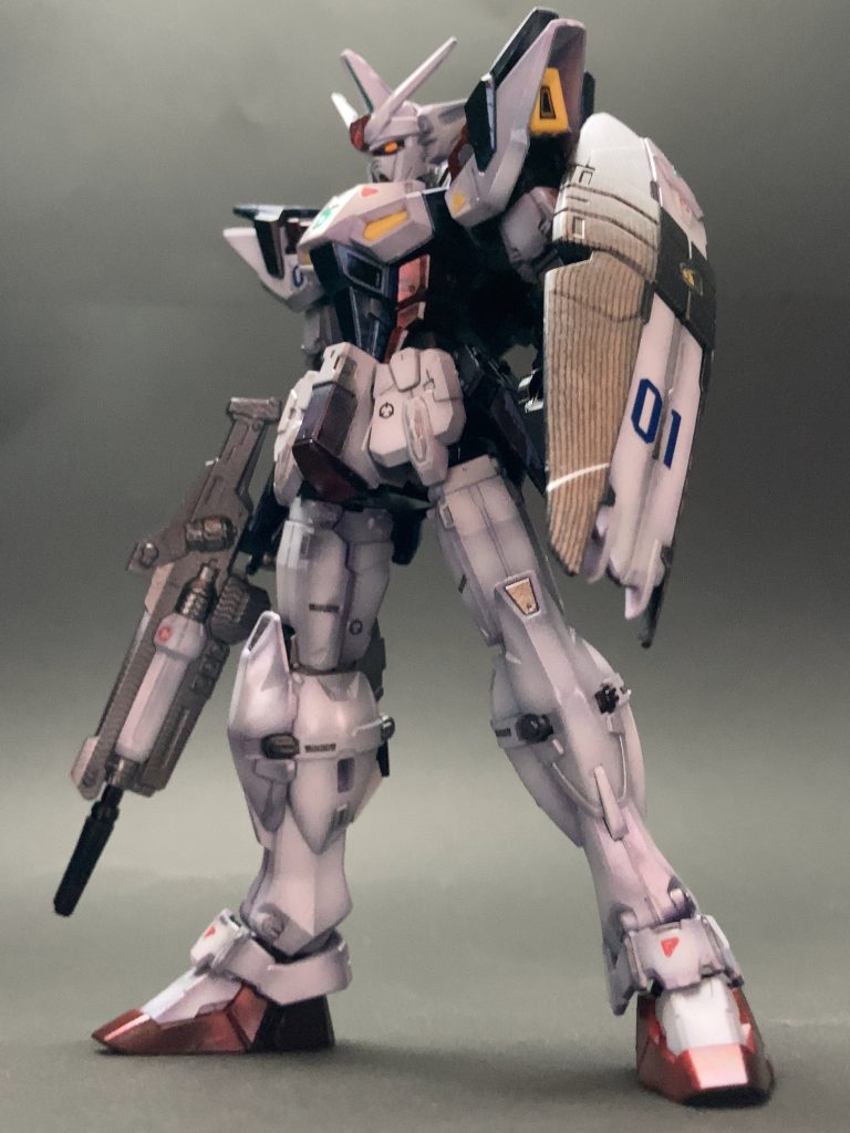 素のまま、ランナーごと塗装したのですが、白部はクリアパープルからの立ち上げ塗装、青部はラップ塗装、赤部は大理石塗装、グレー部は網目をかけてテクスチャ塗装しております。