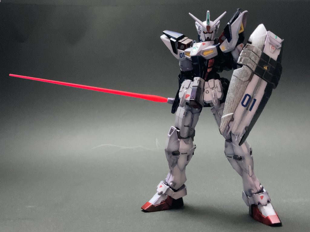 ビームソードこの機体の格闘装備はサーベルではなくソードで御座います。