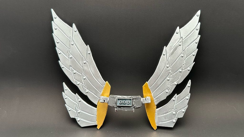 銀翼の名前の由来でもある翼こちらは、プラ板によるスクラッチです。表裏合わせて80枚の羽を1枚1枚形を整え、貼り合わせるというなかなか気の遠くなる作業でしたw