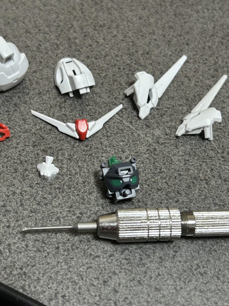 頭部各所の筋彫りをしつつバルカンの穴も掘り直しました。