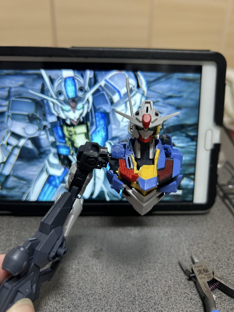 本編と見比べながら胸部の破損状態を再現してみました。