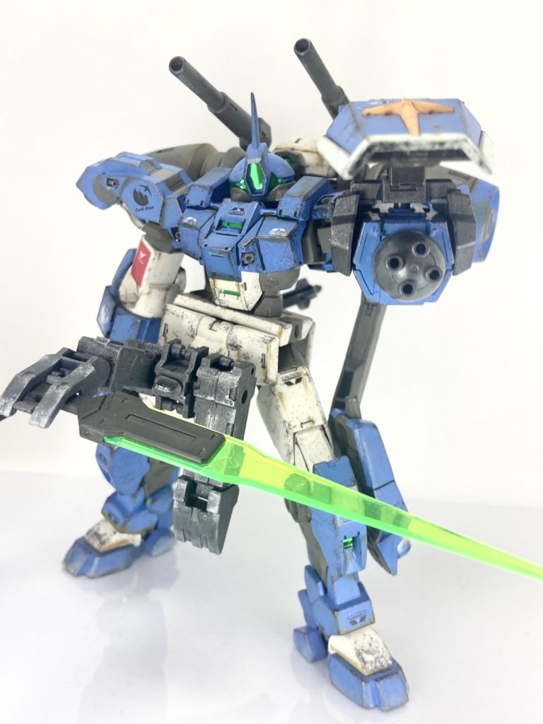 腕のガトリングで威嚇射撃しつつ、接近してサブアームのビームサーベルで攻撃という設定。