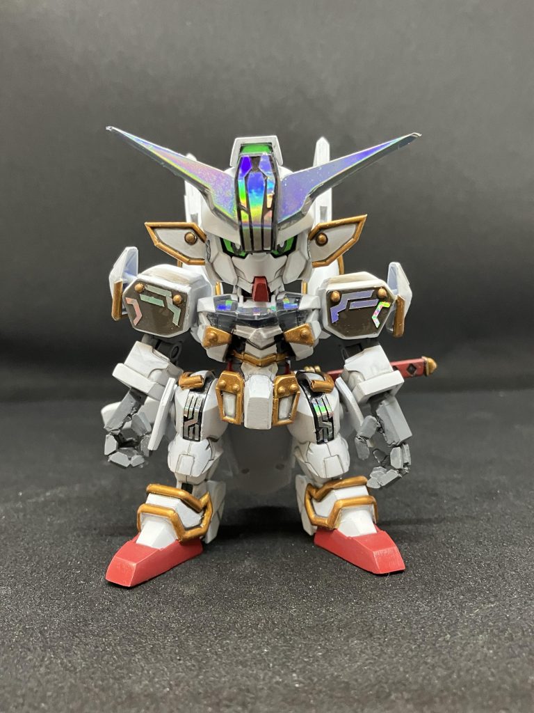 正面です。足先、肩、顎など全身をキャリバーンに合わせていじりました。最後にホログラムシートを貼ってパーメットスコアを表現しています。