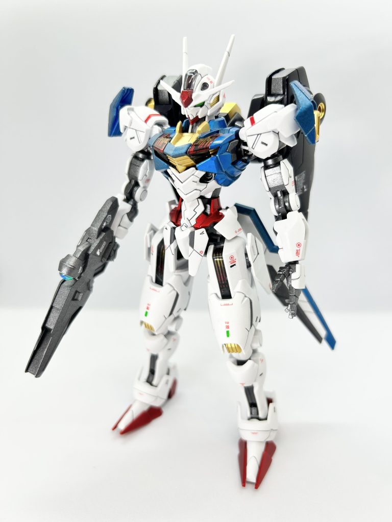 立ち姿。腕のビットは付けない方が好きなので外してます。黒下地からのタミヤのライトメタリックブルーが良い色になりました!腰を1.5ミリ延長しました。