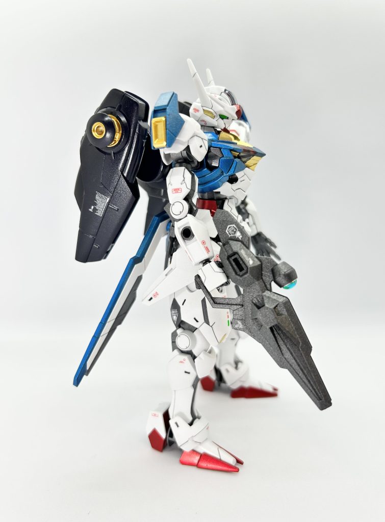 横から。大腿パーツ等をスジ彫りしました。初めてマイナスモールド彫りましたが、難しいですね😓