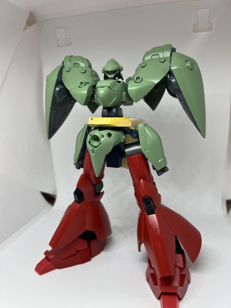 前回投稿したゼク・ウィルドのパーツが入っていたジャンクに弄りかけのジオの腰部を発見。ノイエジールの上下を分割して装着しました。また頭身のバランスを整えるため各種ジャンクを取り付け、足も合わせて新調しました。頭はジムスナ2k9のものを削って取り付け、後ろはグレイズの足の甲ででっち上げましたが現段階だともう少し捻りが欲しいなと考えてまた放置。白化しない瞬着なるものを手に入れたのですがつけ過ぎるとパーツがバキバキに割れていき苦労しました。