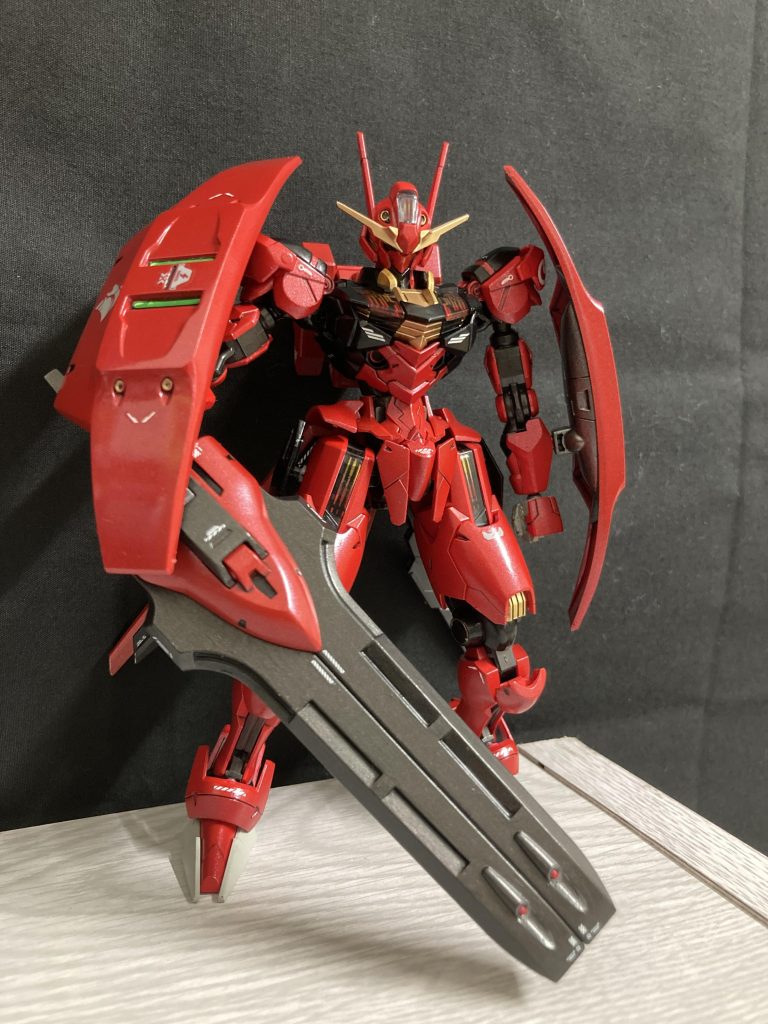 ガーディアンシースエアリアルの上腕細いのでシースの状態はあまり似合わない。シースを上に持ち上げると重さに耐えられない+手関節の可動域(スナップ)がないのでポージングは難しい。なのでマリオネット状態の中身のビームブレイドを持たせた方が体型的にも可動域的にも良い