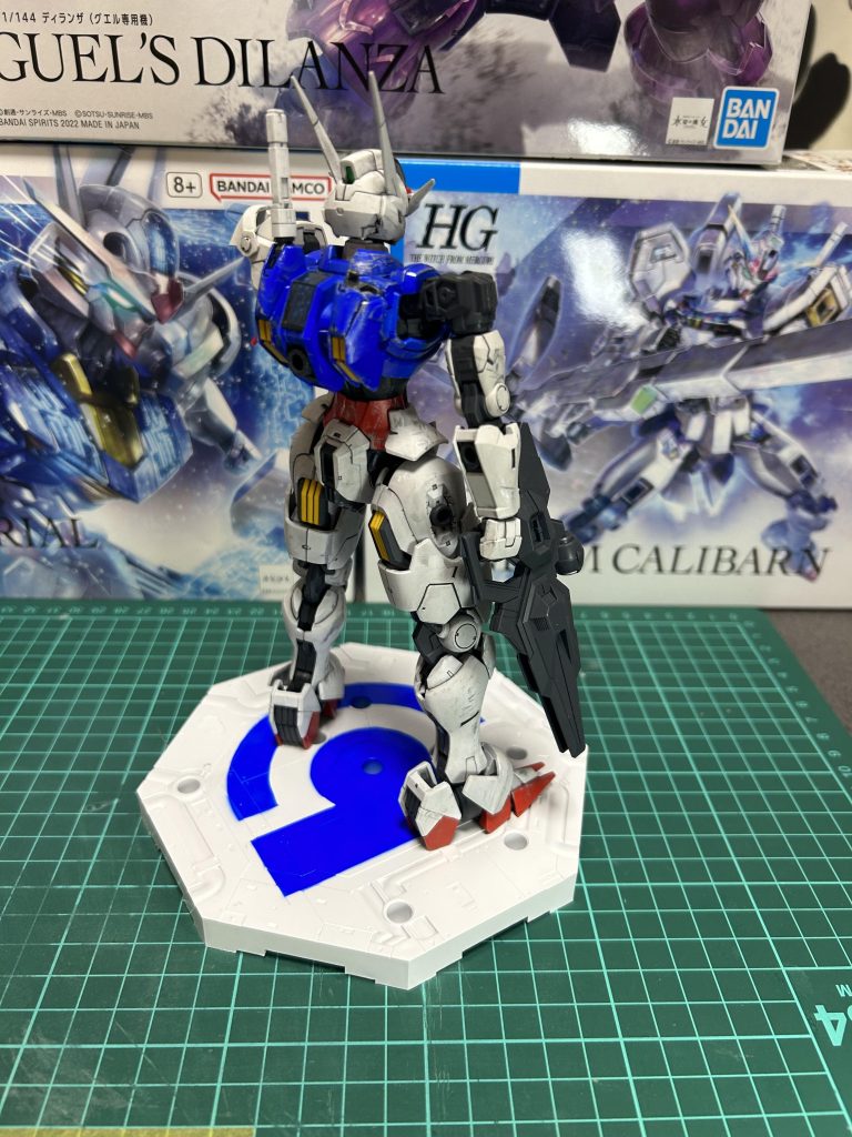 右半身の背部がえぐれている所なども本編を見直しつつ寄せて加工しています。