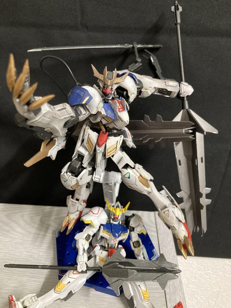 以前作ったバルバトスと。ウェザリング含め世代交代です。