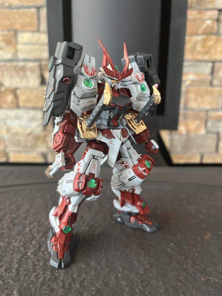 今回は、自分が1番好きな機体でもあるアストレイをベースに作られている戦国アストレイ頑駄無を渋めに塗装してさらに白いパーツのエッジなどに、スモークグレーで初めてシャドウ吹きに挑戦してみました♪(๑ᴖ◡ᴖ๑)♪