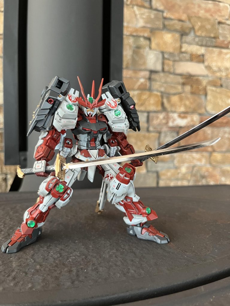 ポージングをとってみるとこんな感じです‼️今回使っている刀⚔️のパーツはRGのアストレイから拝借して使用しています♪