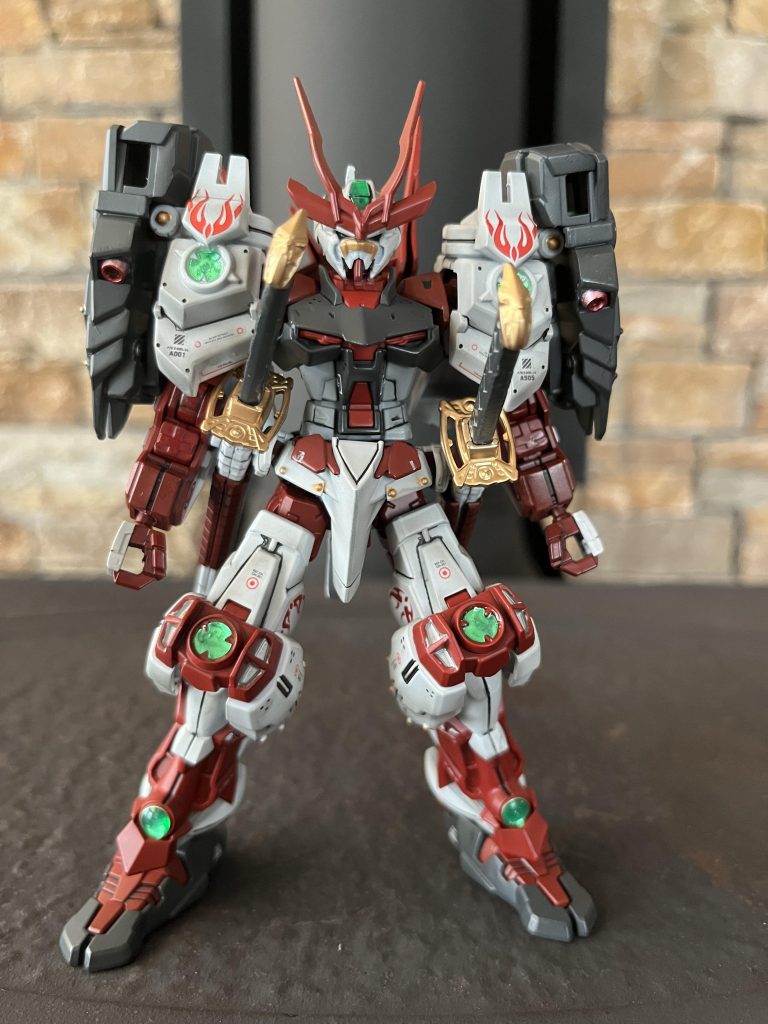 正面から見たらこんな感じです‼️今回肩と足に炎のデザインのデカールを貼ってみたのですが、意外にも戦国アストレイにマッチしていてとても気に入りました♪