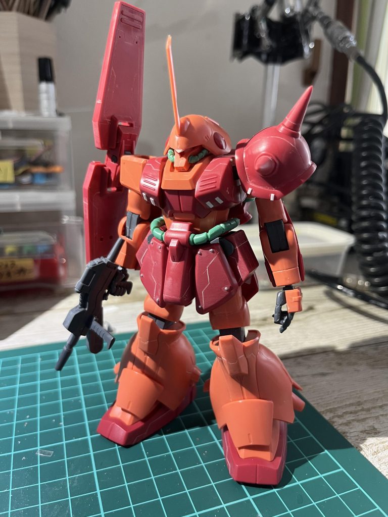 今回のマラサイの塗装前の写真です♪今回1番大変だった改造は、モノアイの可動化です‼️元々モノアイが可動しない作りだったので中のパーツを外して真ん中に3mmの穴を開けてそこに3mmのプラ棒を突き刺す、という改造をしました。