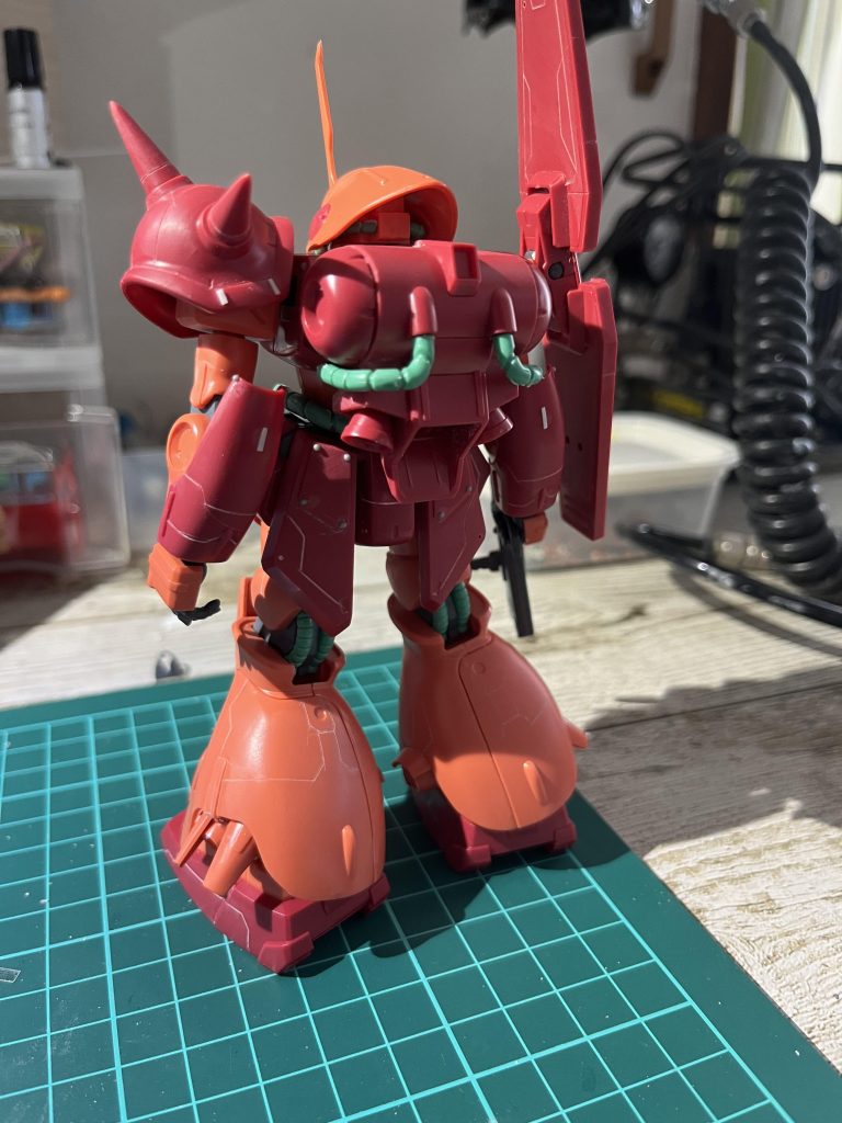 塗装前のバックショットはこんな感じです♪そして今回使用した塗料は以下の通りです‼️                        明るい白部・ガイア　セミグロスホワイト　　　　暗い白部・ガイアセミグロスホワイト＋Mr.カラーニュートラルグレー　　　　　　　　　　　　　　　明るいグレー部・Mr.カラー　MSグレー　　　　　暗いグレー部・Mr.カラー　MSファントムグレー　動力パイプ部分・ガイア　スターブライトアイアンスラスター部分・ガイア　スターブライトシルバースラスター内部・Mr.カラークリアレッド　　　　　そして下地は全てガイアのメカサフスーパーヘヴィで塗装しています♪(๑ᴖ◡ᴖ๑)♪