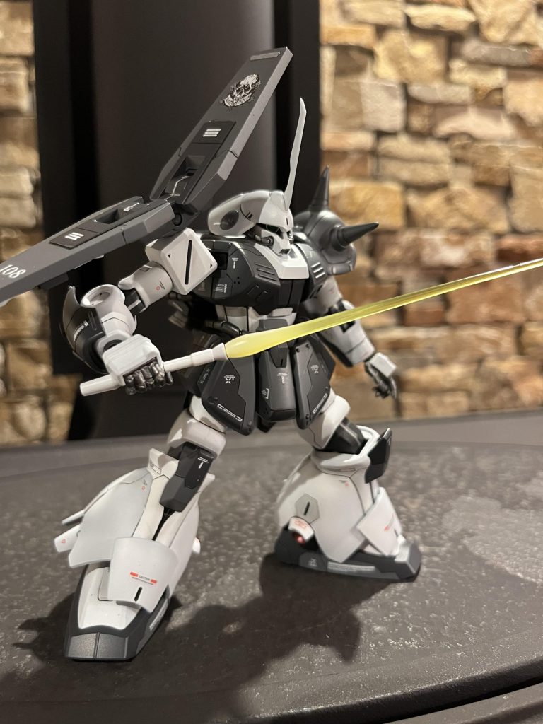 お次はビームサーベルを構えてポージングしてみました✨