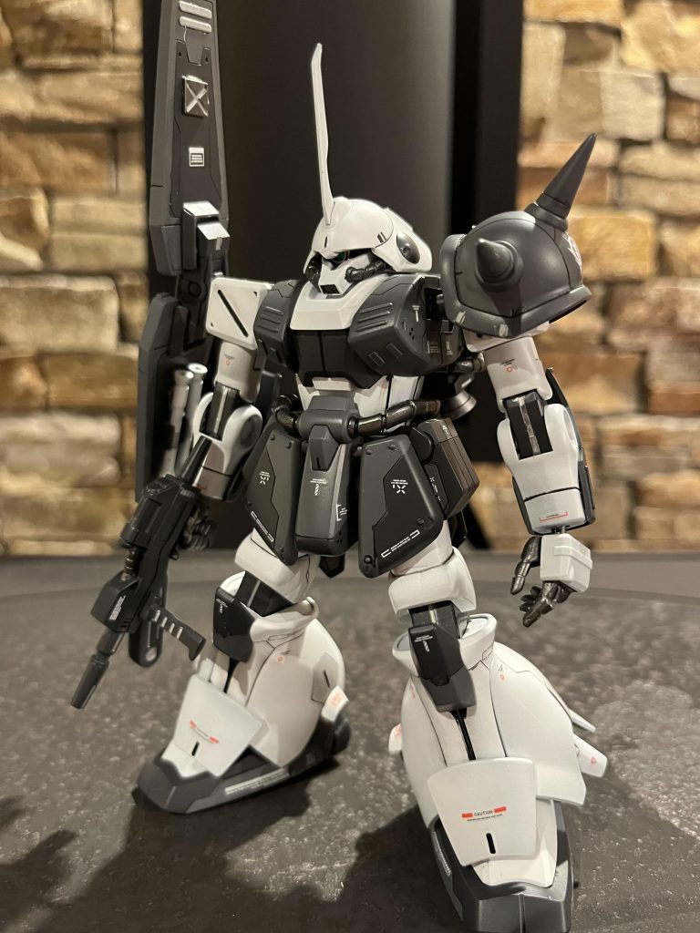 今回のマラサイは、全体にスジボリの追加とスジボリを入れた所にマスキングをして、色分けをして塗装しました(๑>◡<๑)