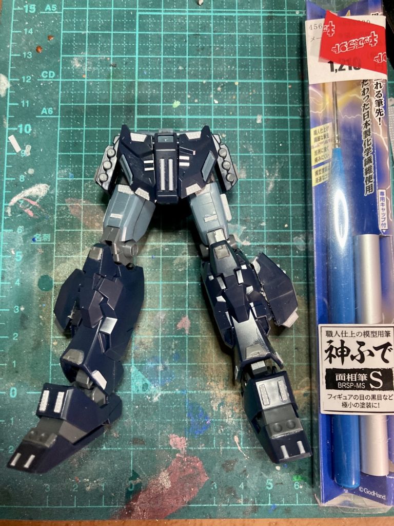 特に何も考えずにプラ板をぺたぺたしてます😅