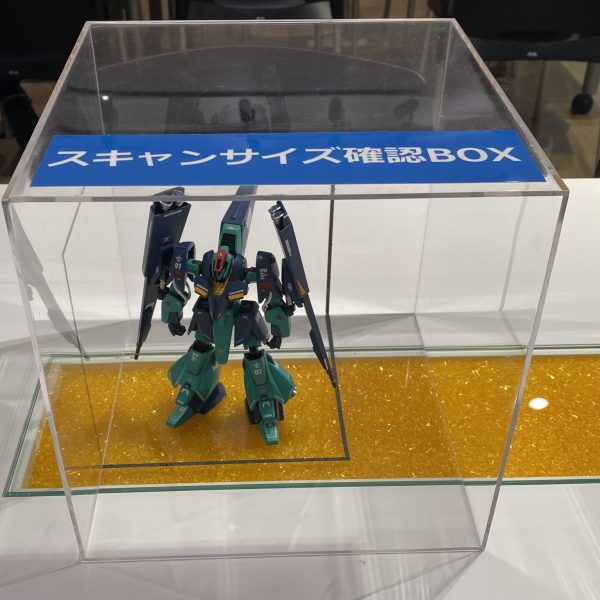 製作後ガンプラスキャンムービーに参加しました動画は2024.2.29まで公開だそうですイベント側から貸し出される撮影器具が大きくて重く感じたので子供が好きそうなイベントでありながら大人の手助けは必要なのかなーとサイズ規定は3辺それぞれ170mmまで現場ではサイズを測るアクリルケースを貸し出してくれます10枚×3方向で30枚ほど撮影機械から鳴る音に合わせてシャッターを押しますこの時ブレたりすると動画反映時もブレるようです素立ちは前後左右を真四角の面で捉えたポーズが一番写りが良いかもしれません捻りなどのカッコよく見せるポージングは動画では厚みが消えて反映されるような気がしました自分の作ったものが誰かの手を借りて違う表現をする機会というのはとても貴重だと思います現場の敷居が高いということもなく子供から大人まで楽しみに順番待ちするという様子でとても良いイベントでしたhttps://youtu.be/wUoa3c8Fu-Q?si=_NSh_m2DOhKhoHUu（2枚目）