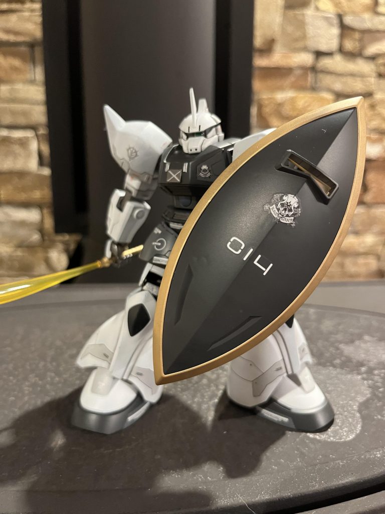 そして最後は、シールドを構えてポージングしてみました✨そして今回使用した塗料はこんな感じです‼️                                                                               明るいホワイト部分　ガイアセミグロスホワイト　暗いホワイト部分　ガイアセミグロスホワイト＋Mr.カラーニュートラルグレー　　　　　　　　　　　暗いグレー部分　Mr.カラーティターンズブルー1      明るいグレー部分　Mr.カラー　MSグレー　　　　ゴールド部分　Mr.カラー　ゴールド　　　　　　　胸部中央部分　ガイアエヴァダークブルー　　　　スラスター部分　ガイアスターブライトシルバー　内部フレーム　ガイアスターブライトアイアン　　です(๑>◡<๑)そして下地は全てガイアのメカサフスーパーヘヴィです‼️