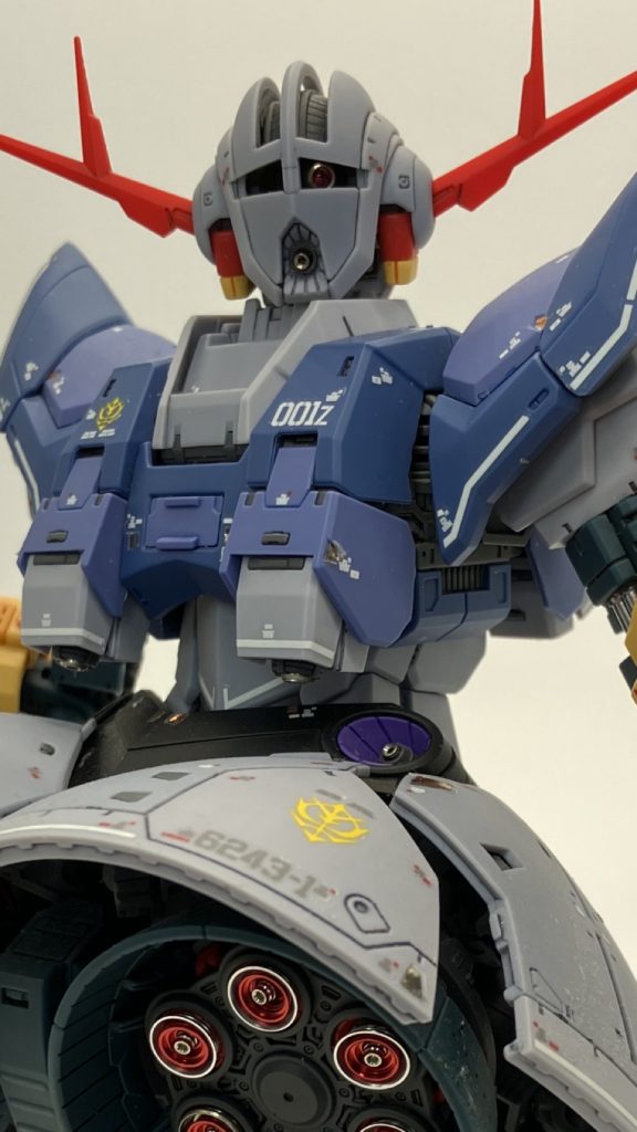 MSジョイントにマーカーでスミ入れしようとして破損、手の開きで固定のトホホ展開。このポーズだと人差し指で差したかった😑ドーン🫵