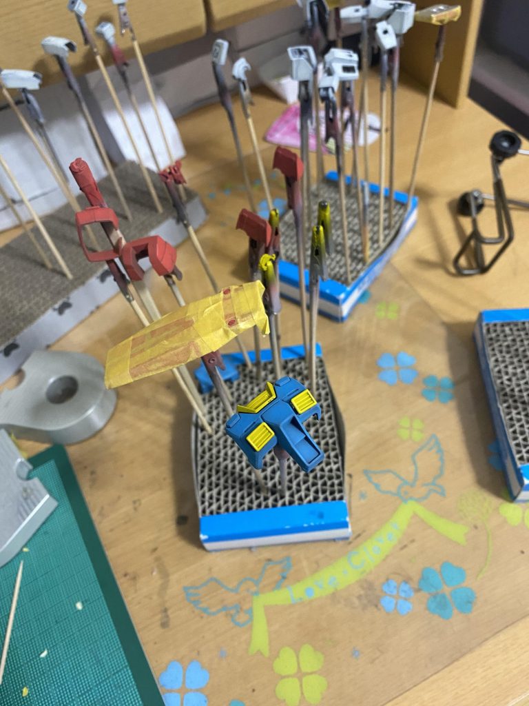 最初はガンダムカラーの黄色で塗ってましたが、なんか気に入らなくてオレンジ寄りで塗り直しました。