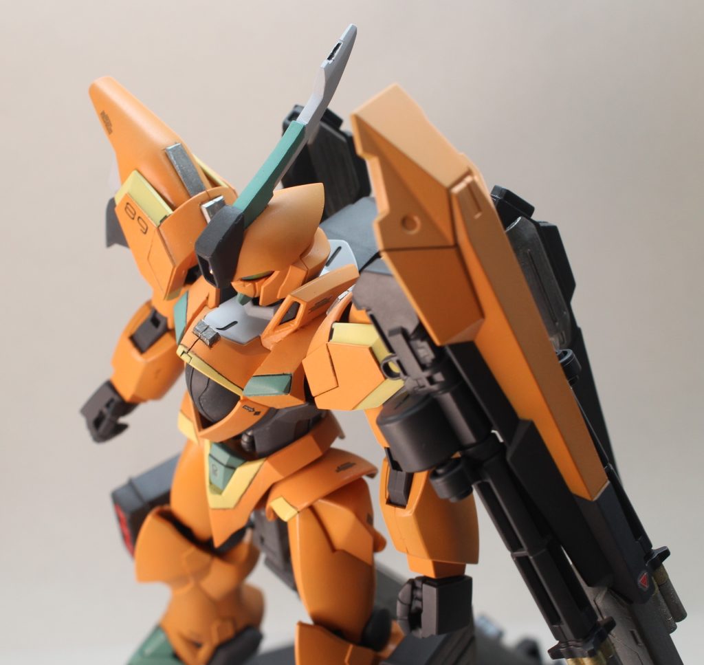 　左肩部には，近衛師団用リグ・シャッコーが装備している大型シールドを再現してみました。オリジナル要素としてユニコーンガンダムのビームガトリングを追加しています。