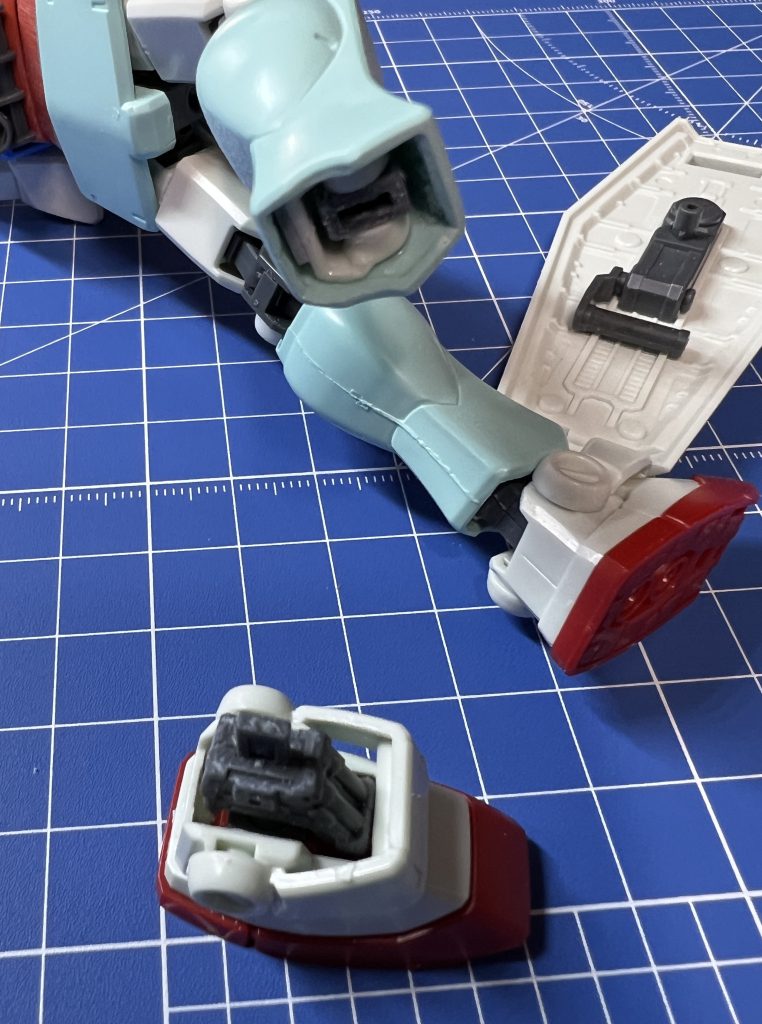 脛部と足首のジョイントは、HGリバイブガンダムの脛のジョイント部を削り出してジムの脛の中に埋め込んでます。