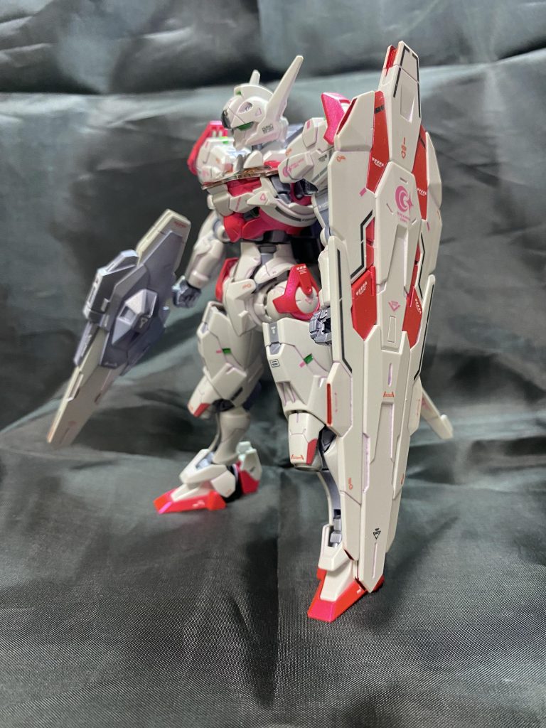 左側面から!コンポガンビットシールドはホワイト一色でしたがオリジナルでピンクの差し色!