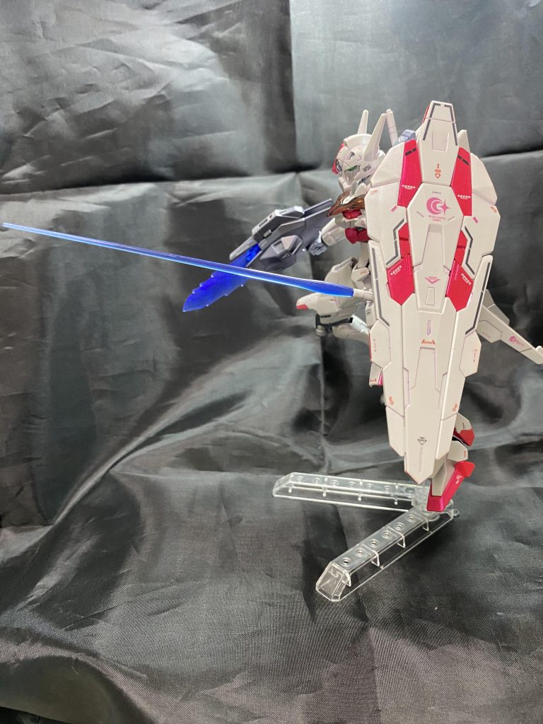 コンポガンビットシールドが邪魔でビームサーベルは振れないんじゃない??