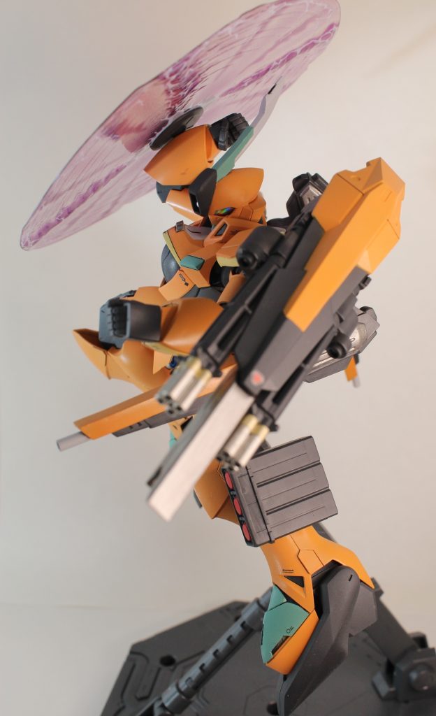 　ビームローターで飛行しながら，ウェスバー，大型シールドと両足のミサイルで攻撃します。