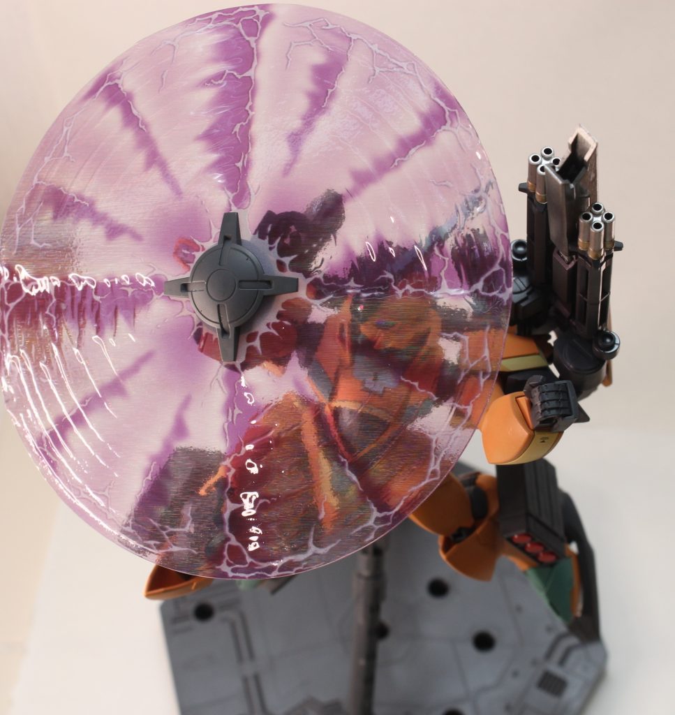 　ビームローターで防御しながら，大型シールドのメガビームライフルとビームガトリングで攻撃します。