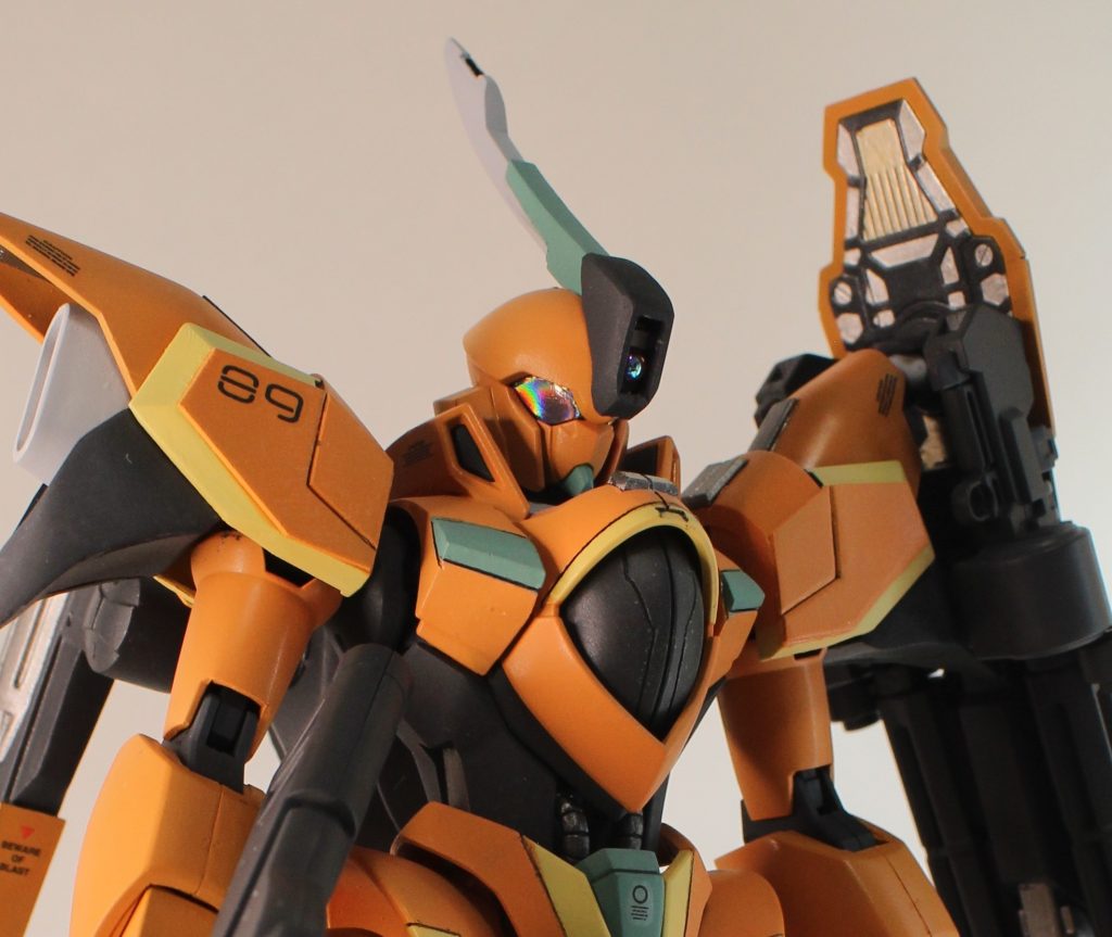 　目にはホログラムシートを張り付けています。角度によって色が変わっていい感じです。