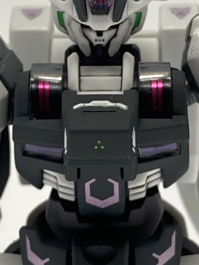 とても細かいこだわりなんですが、この胸部のモールドをどうしても目立たせたくて何種類か塗料を試して、結局タミヤのエナメル塗料ライトグリーンに落ち着きました。