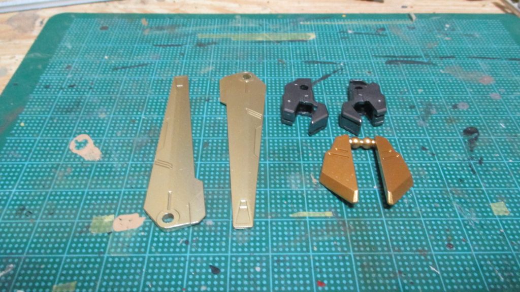 塗装は主にガンダムマーカーのホワイトゴールド、イエローゴールド、ヘビーガンメタリックを専用エアブラシで塗装しています専用エアブラシでの全塗装は思ったより難儀でした