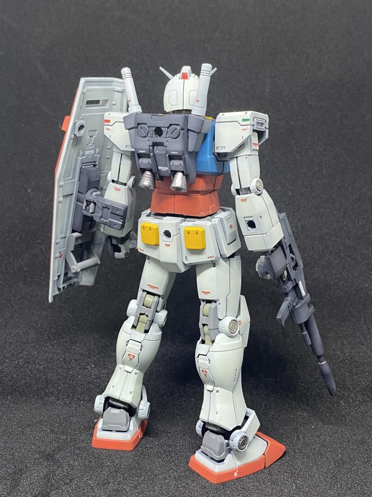 背面。関節の丸い部分にエッチングパーツでマグネットコーティング仕様をイメージ。