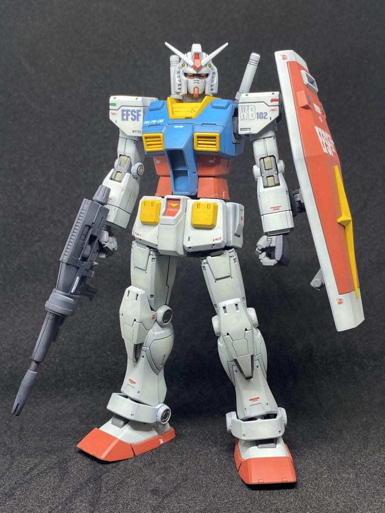 正面。白と青は黒立ち上げでグラデーション塗装しました。赤と黄色は下地に茶色を吹いてます。バトオペ2とかで肩に赤と緑で光っているのを表現したくて、30MMのメタリックシールを切って貼り付けました。トサカのセンサーも同様です。