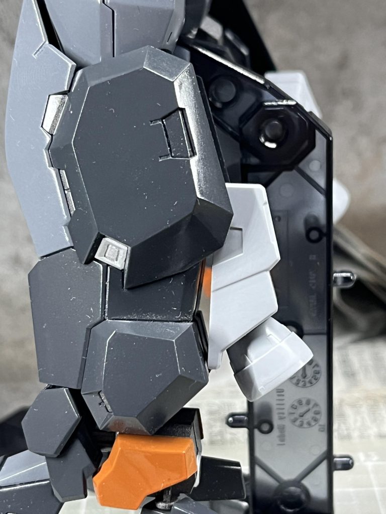 標準装備として膝裏にバーニア追加