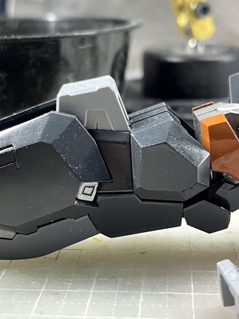 そのままでは角度が合わず隙間が出来たので、調整。